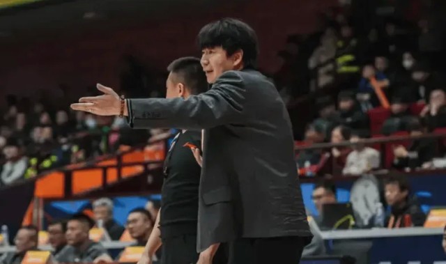 足球直播免费视频直播-邱彪：感觉小外援在梦游，大家第一节投都没投出去全失误了