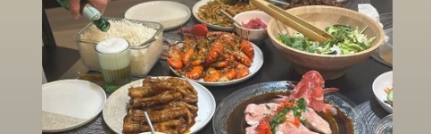 足球在线直播-入乡随俗！归化国脚塞尔吉尼奥和家人一起包饺子，妻子晒年夜饭