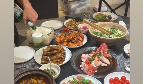 足球在线直播-入乡随俗！归化国脚塞尔吉尼奥和家人一起包饺子，妻子晒年夜饭