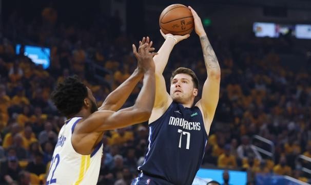 足球直播-飚中21记三分的独行侠 还是死在了三分线上